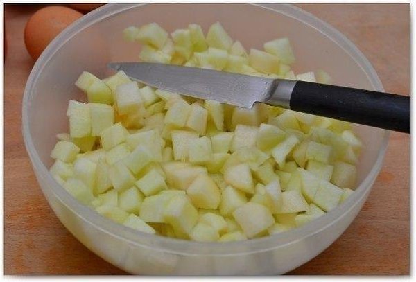 НУ ООООЧЕНЬ ВКУСНАЯ ШАРЛОТКА.Ингредиенты:- 2-3 яблока,- 1 чашка муки (чашка 240 мл),- 1 чашка белого ... - 4