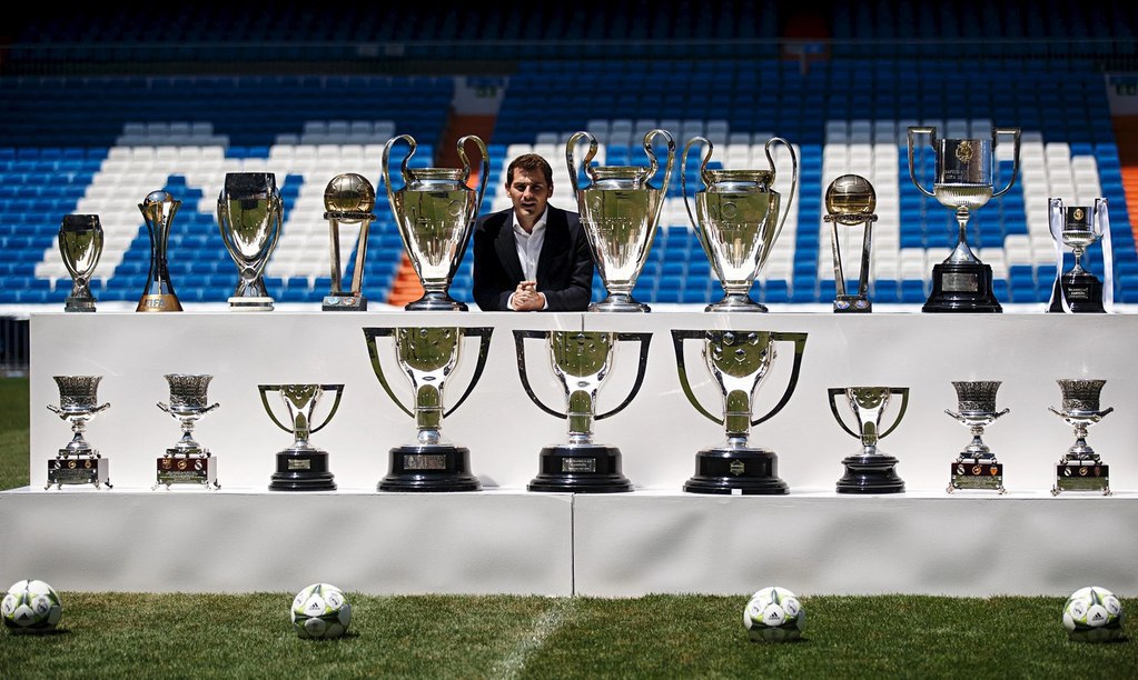 Сколько кубков в футболе. Реал Мадрид с Кубком. Икер Касильяс трофеи. Реал Мадрид трофеи. Трофей Сантьяго Бернабеу.