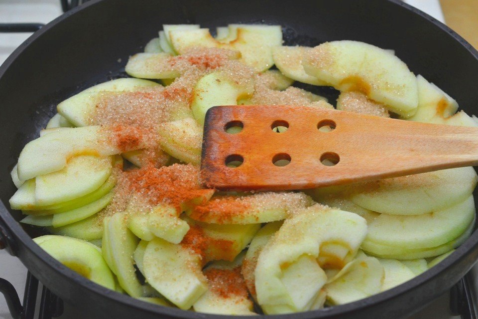 Яблоки с корицей на сковороде рецепт. Яблоки в кляре на сковороде. Тушеные яблоки. Яблоки с корицей на сковороде рецепт. Яблоки с корицей на сковороде рецепт.