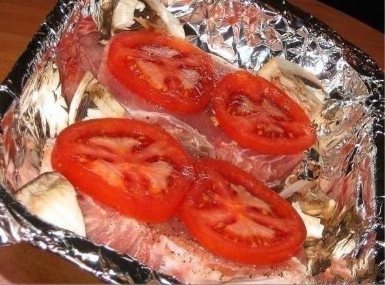 Острая свинина с сыром и грибами в духовке.Ингредиенты:- свинина- помидор- шампиньоны- свежий острый ... - 3
