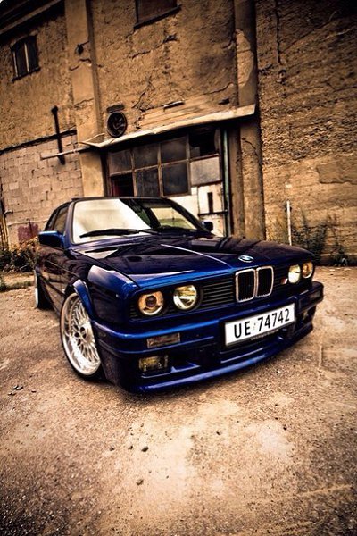   BMW 3 (E30).