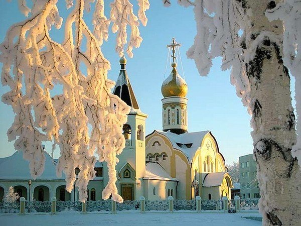 Годы проходят - а мы и не жили: Мало смеялись, мало любили. Видели мало, чуть больше читали, И ...