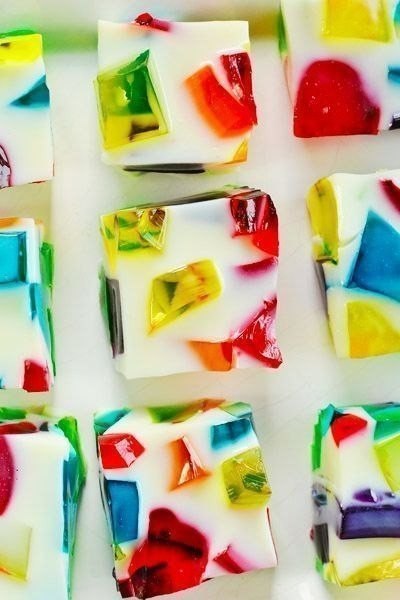 Делаем необычный десерт.Ингредиенты:- 6 упаковок желе разных цветов- Банка сгущенного молока- 2 ... - 9