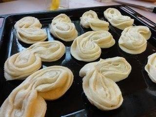 Плюшка сахарная.В детстве я эти плюшки обожала. Возьмешь такую к чаю, и сидишь, раскручиваешь, ... - 8