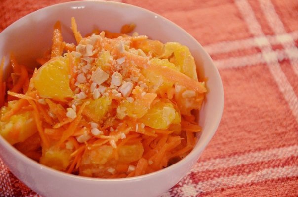 Салат из моркови и апельсина. 4 порции - 408кл 1 морковь 1 апельсин 1ст.л. оливкового масла 2 ст.л. ...