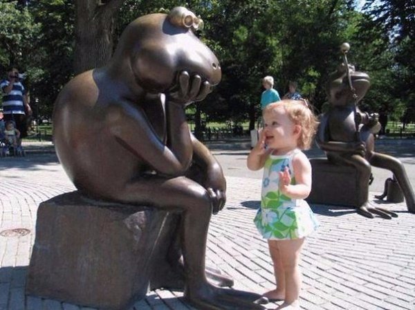 Фотографироваться с памятниками учитесь у детей. - 7