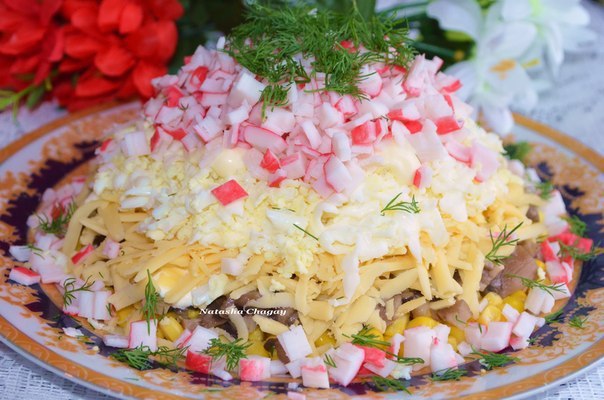 Салат с крабовыми палочками и грибами.крабовые палочки 150-200 гяйца вареные 4 штгрибы маринованные ...