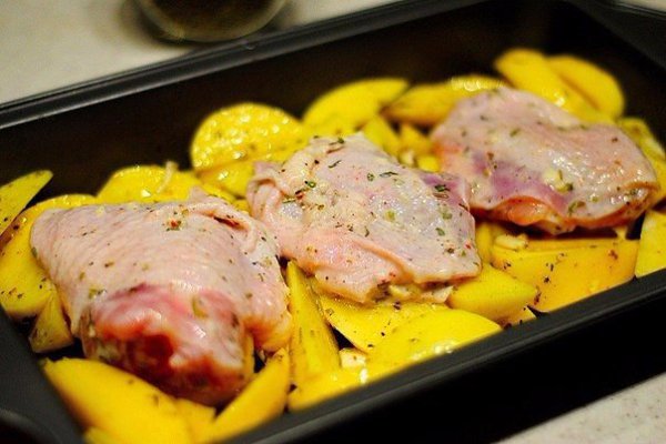Курица, маринованная в кефире, запечённая с картофелем с травами и чесноком.Время приготовления - 50 ... - 6