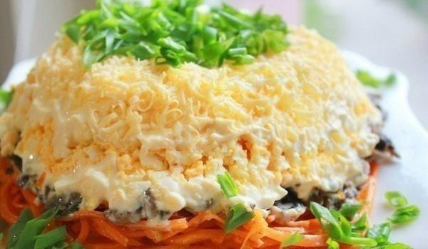 Очень вкусный салат с корейской морковкой.Выкладываем слоями:морковкагрибы (у меня жаренные ...