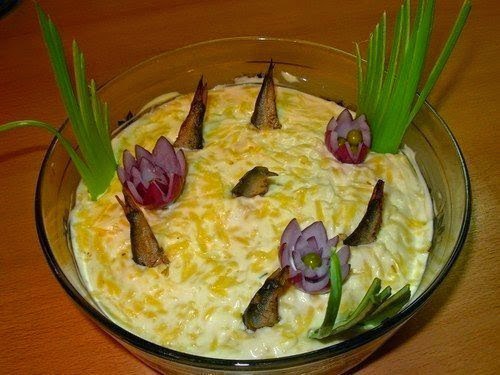Салат «Рыбки в пруду».Ингредиенты:Картофель отваренный в мундире — 3-4 штБанка мелких шпротов в ...