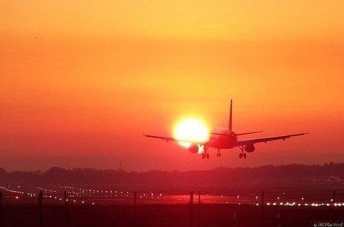 Я приеду к тебе. Улыбнутся смущенно вокзалы. И рванется навстречу нежданному счастью такси. Я приеду ...