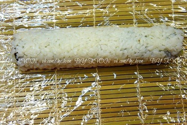 Ролл филадельфия.Для приготовления вам потребуется: листа нори;110 гр риса для суши п/ф;60 гр лосося ... - 8
