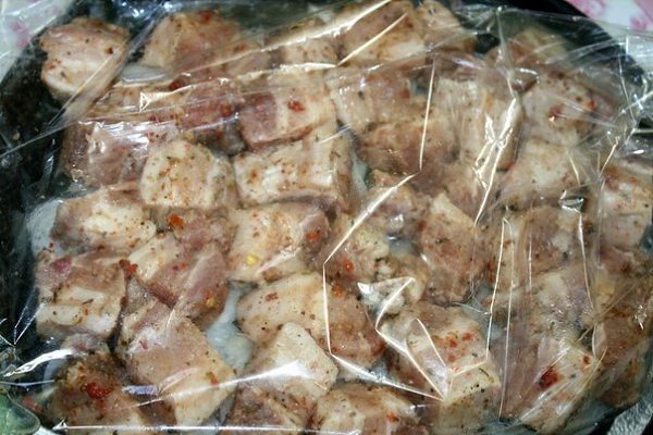 ШАШЛЫК В ДУХОВКЕ НА ЛУКОВОЙ ПОДУШКЕ.Ингредиенты:мясо ( свинина ) — 1 кглук репчатый — 2-4 шт.уксус — ... - 6