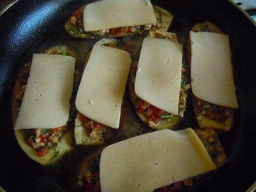 Баклажаны с помидорами.Один из самых простых рецептов, а получается вкусно.Ингредиенты:3 небольших ...