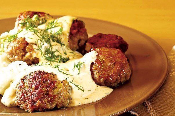 Куриные котлеты со сливочным соусом в микроволновой печи.Ингредиенты:Курица — 200 гХлеб белый — 50 ...