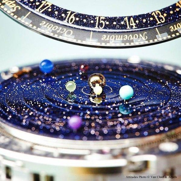 Эти часы, созданные Van Cleef & Arpels, показывают точное движение планет в нашей солнечной ... - 3