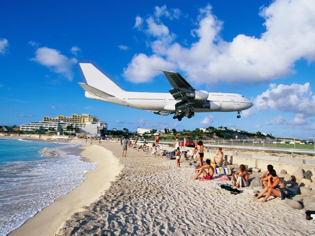 Maho Beach -       .      300   -. ... - 2