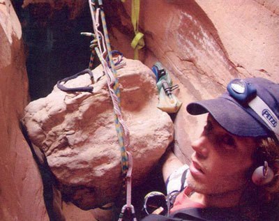 Весной 2003 года американский альпинист, инженер по профессии Арон Ральстон попал в непростую ...