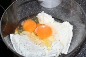 Творожные шарики и пончики.Очень вкусный десерт!Ингредиенты:на 360-400 г. творога —3 яйца;3 ст.л. ... - 3