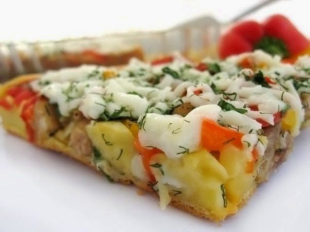 Открытый пирог с курицей и болгарским перцем! Ингредиенты: 3 яйца, по 2-3 ложки майонеза и сметаны ...