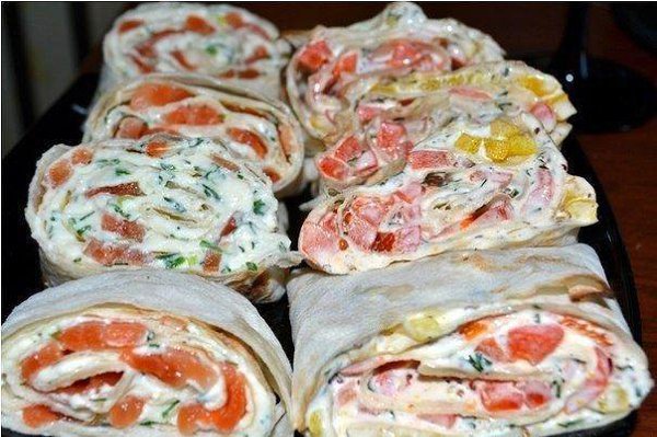 Закуски из лаваша. 13 вариантов.Развернуть лаваш (тонкий), положить на него начинку и свернуть ...