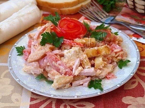 САЛАТ С ВЕТЧИНОЙ И ПОМИДОРАМИ.ИНГРЕДИЕНТЫ: Ветчина - 300 грамм; Помидоры - 2 шт; Сыр твёрдый - 150 ...