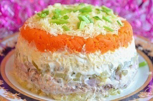 Салат из горбуши с маринованными огурчиками.Ингредиенты:- банка консервированной горбуши в масле- 3 ...