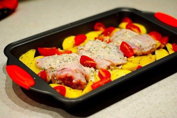 Курица, маринованная в кефире, запечённая с картофелем с травами и чесноком.Время приготовления - 50 ... - 7