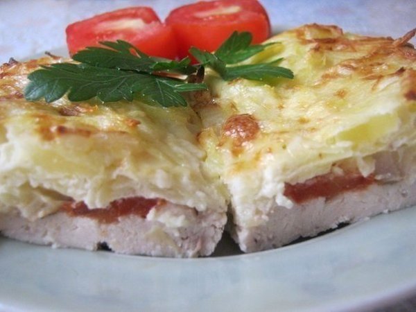 Курица запеченная под тертым картофелем.Ингредиенты: Филе куриное-2 шт Картофель крупный-4 шт Лук ...