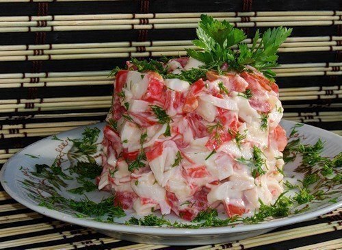 ТОП-10 САМЫХ БЫСТРЫХ САЛАТОВ! 1. Салатик из крабовых палочек с помидорами Продукты: - Крабовые ...