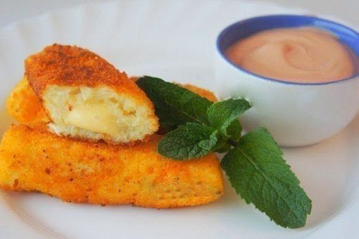 Картофельные палочки с сыром.Ингредиенты:5 средних варёных картофелин 2 яйца 100 г панировочных ...