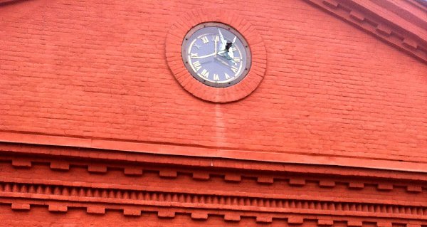 Надо знать: загадка остановившихся часов.Во внутреннем дворике музея «Вселенная воды» находится ...