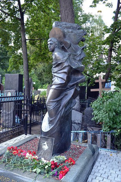 Москва. Ваганьковское кладбище. Могила Высоцкого (съёмка 2014г.).На могиле – памятник скульптора ... - 2