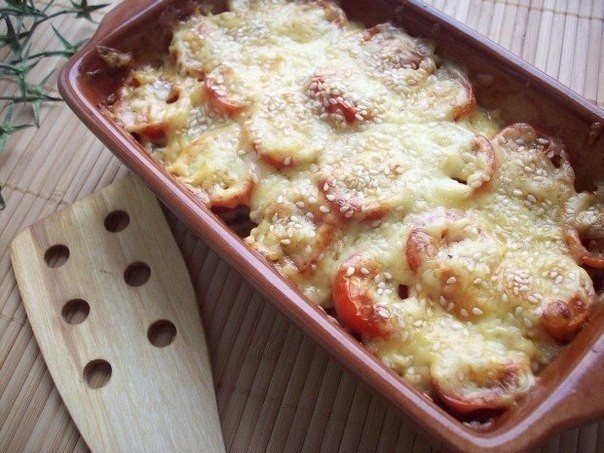 Кабачки, запеченные с шампиньонами и помидорами под сыром.Ингредиенты (на 2 порции):Кабачок цуккини ...