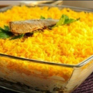 Вкуснейший салат со шпротами! Ингредиенты: 4 отварных яйца, банка шпрот, сухарики, банка грибов, ...