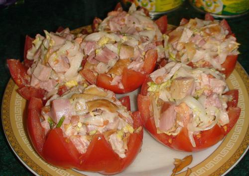 САЛАТ С КОПЧЁНОЙ КУРИЦЕЙ в помидорах.Нам понадобится: 3 помидора 1копчёная куриная ляжка 0,5 ...