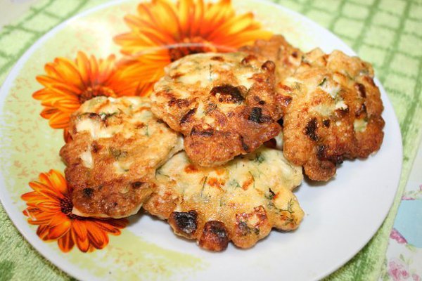 КУРИНЫЕ КОТЛЕТКИ С СЫРОМ. ОБЪЕДЕНИЕ!!! Ингредиенты : куриное филе — 300 г плавленый сыр — 2 шт. яйцо ...