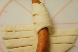 Венские сосиски в тесте/Wiener Sausage Bread. Ингредиенты (для 6 шт.): - мука - 200 г. - сахар - 10 ... - 4