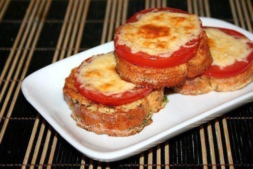 Гренки с помидорами и сыром.Ингредиенты:Хлеб, лучше всего от багета — 3 кусочкаЯйцо куриное — 1 ...