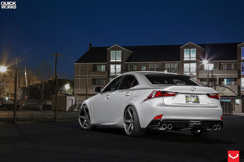 Lexus IS. - 3