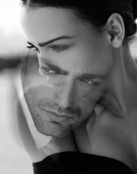 Он мешал времена и числа, Лез мне в душу мечтой и сном. Становился нужнее жизни, С каждым прожитым ...