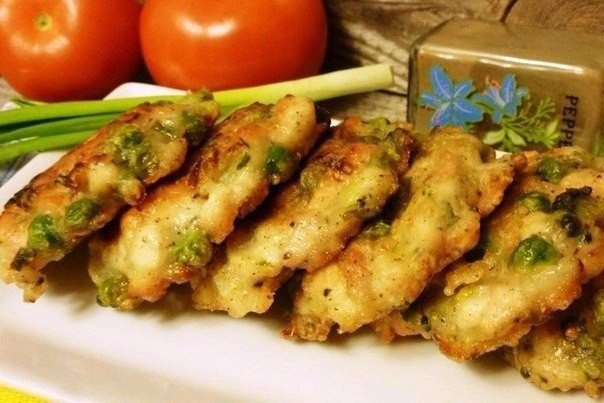 Оладьи из куриного фарша.Ингредиенты:Куриная грудка — 1 шт.Зеленый горошек — 50 гБрокколи — 30 гЛук ...