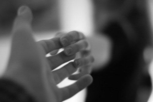 Не плачь, мой любимый, слышишь? Я плачу с тобою тоже... Со мною ты рядом дышишь, Ведь порознь мы не ...