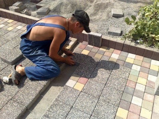 КАК КЛАСТЬ ТРОТУАРНУЮ ПЛИТКУ.Инструкция1 Тротуарная плитка укладывается на песок, щебёнку или бетон. ...