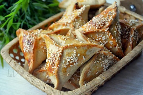 Мини-самосы с бараниной и овощами.Ингредиенты:Вода — 120 млСахар — 1 ч. л.Масло сливочное — 80 гМука ...