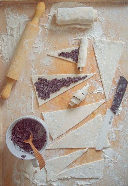 МАКОВЫЕ РОГАЛИКИ.(вкусная выпечка на скорую руку)ИНГРЕДИЕНТЫ: Слоёное тесто — 1 упаковка Мак (его ... - 4
