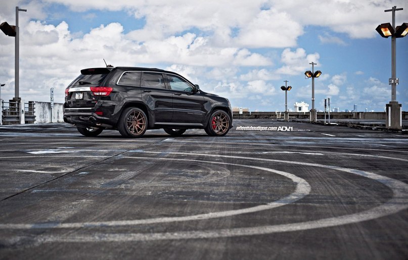 Jeep Grand Cherokee SRT8 - 8