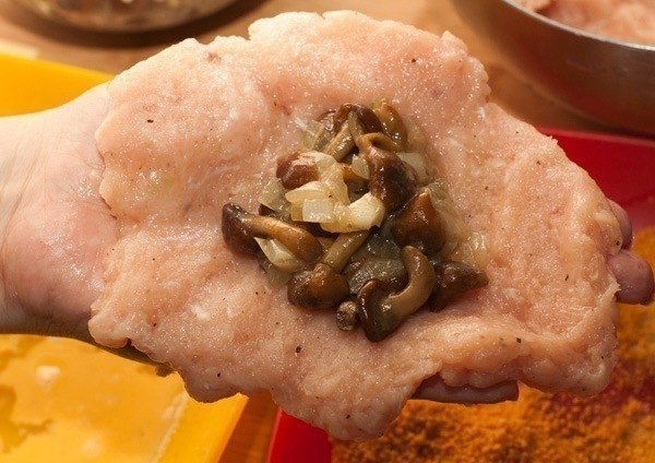 Куриные зразы с грибами.Ингредиенты:- 100 г лука- 60 мл растительного масла- 250 г опят, шампиньонов ... - 3