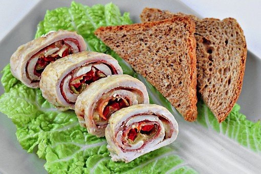 Куриный рулет с начинкой из сыра, бекона и перчика.Ингредиенты:- 3 куриных грудки- 6 ломтиков ...