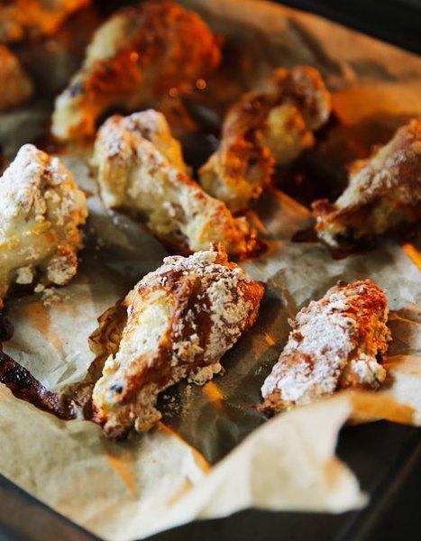 Крылышки BBQ в медовой глазури.Ингредиенты:- 6 куриных крыльев- 2 стакана муки- соль и перец- 1/2 ... - 8